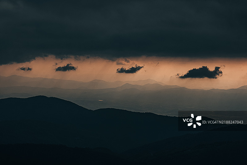日落时分，意大利坎帕尼亚地区圣波蒂托·萨尼蒂科的天空中山脉轮廓的美丽景色图片素材
