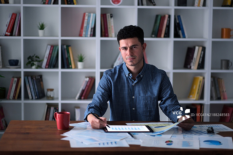 商人正在分析图表数据图片素材