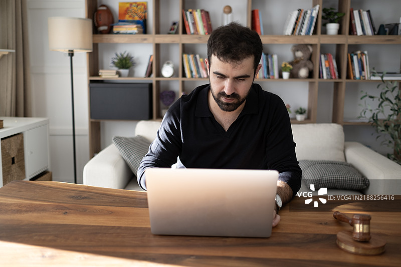 办公室里的律师与象征正义的法槌图片素材