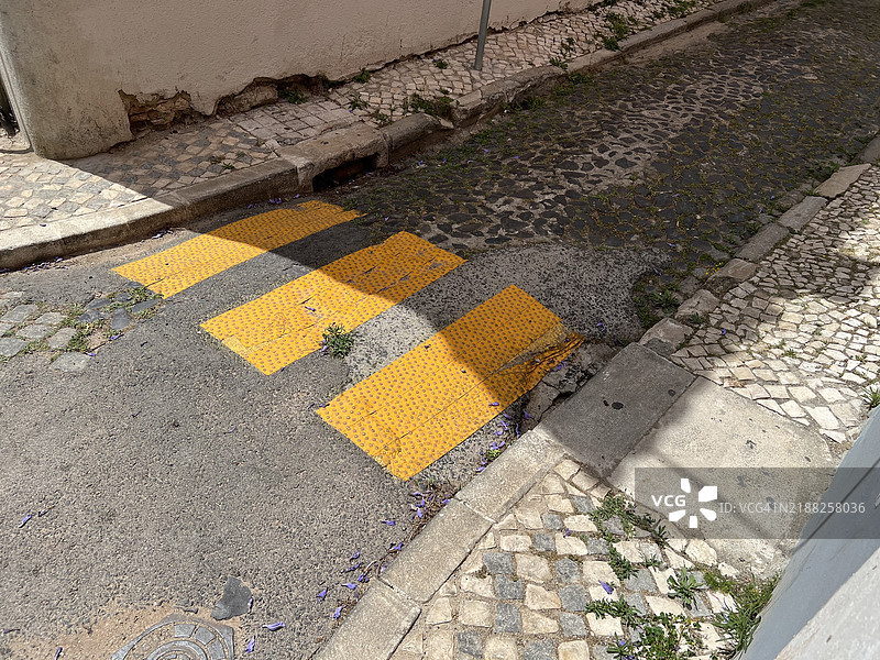 里斯本一条小街上的人行横道图片素材
