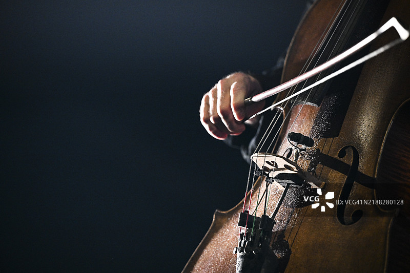 舞台上的大提琴演奏者图片素材