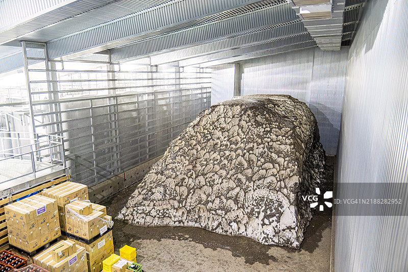 雪室（一个在冬季储存和保存雪的设施，清酒等产品在冰冷的温度下储存和陈酿）。著名的八海酒造主题公园，以八海山而闻名。图片素材