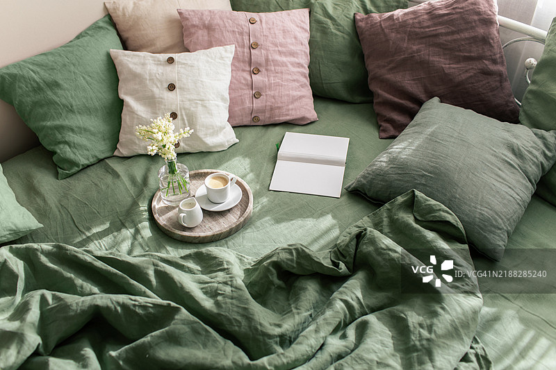 时尚的绿色床上用品套件，年度色卡喀什米尔，潘通。图片素材