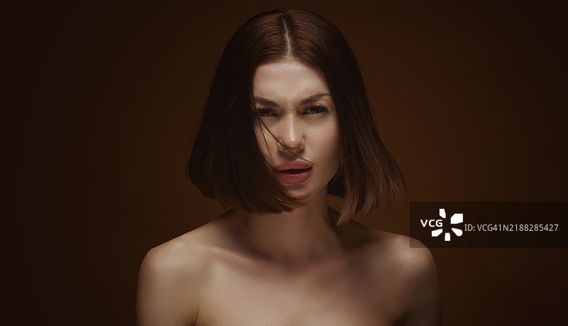 美丽女性的肖像，齐刘海发型。图片素材