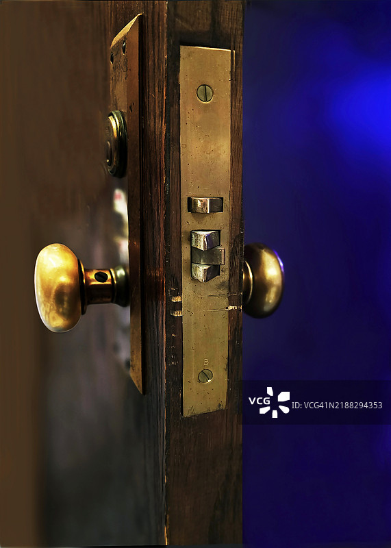 铜门把手和门闩的特写镜头图片素材