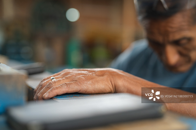 在工厂工作的男人图片素材