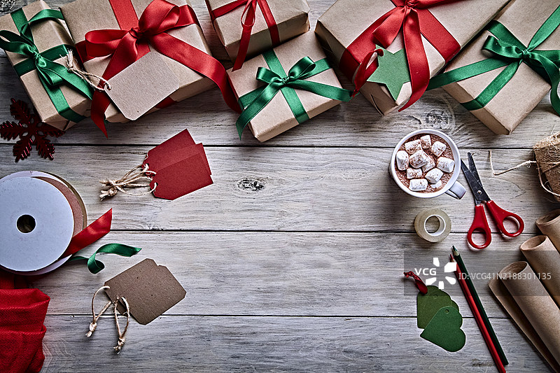 从上方俯视的圣诞礼物放在质朴的木桌上图片素材