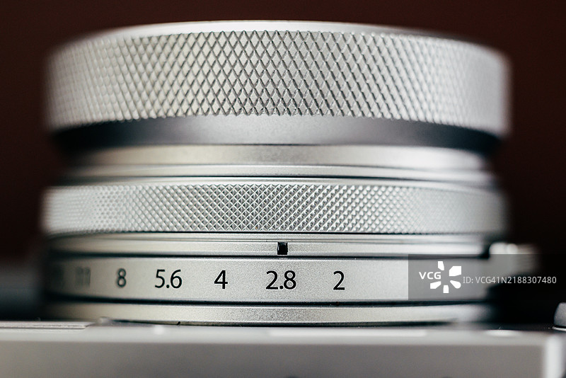 相机镜头上的光圈环图片素材