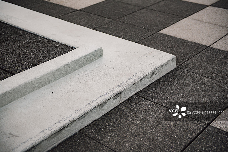 带有花岗岩涂层的阶梯铺路石模型和水泥。图片素材