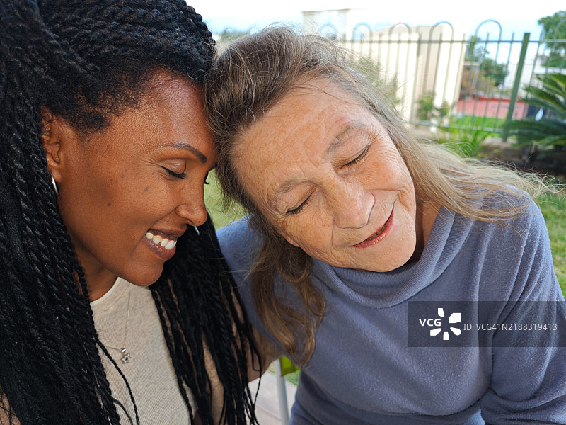 朋友之间真挚的联系。图片素材