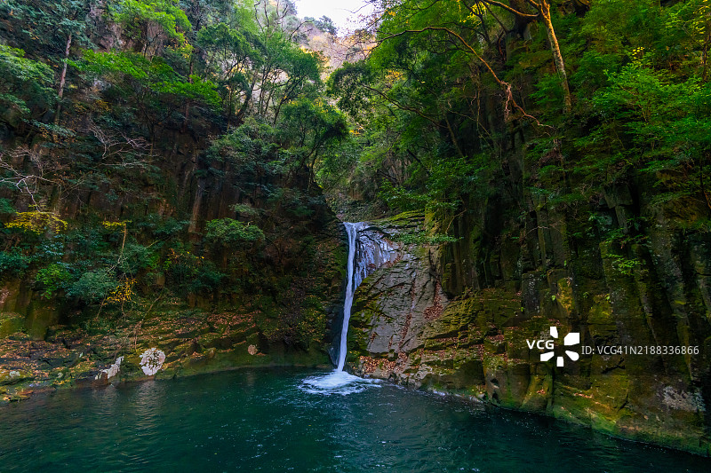细长的瀑布从光滑的岩石面上倾泻而下（快门速度 1/40秒）图片素材