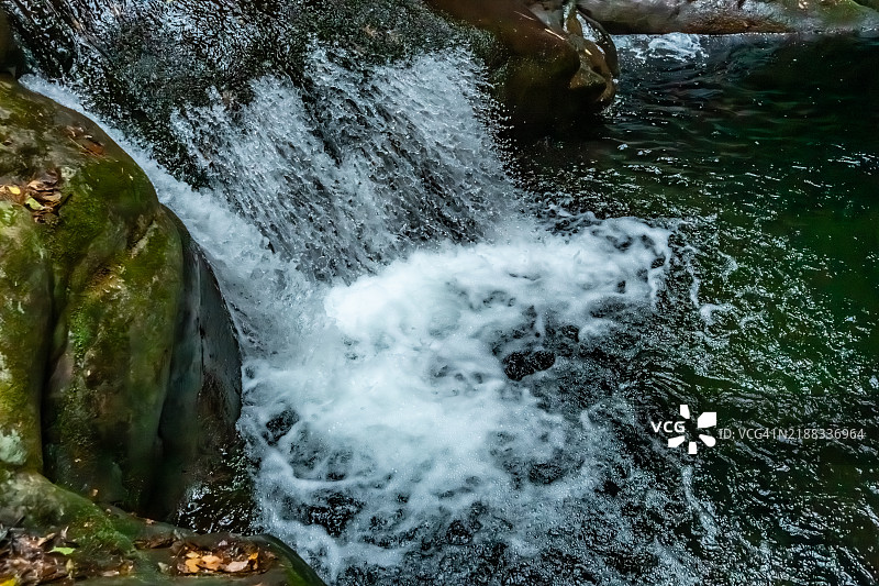 小瀑布高速摄影（快门速度1/2500秒）图片素材