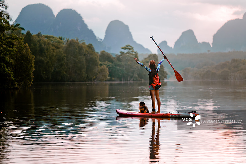 早晨划船图片素材