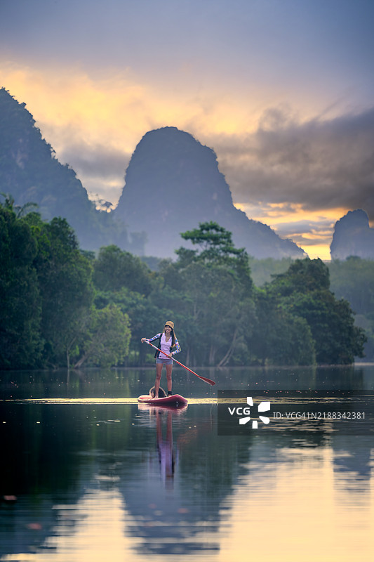 早晨划船图片素材