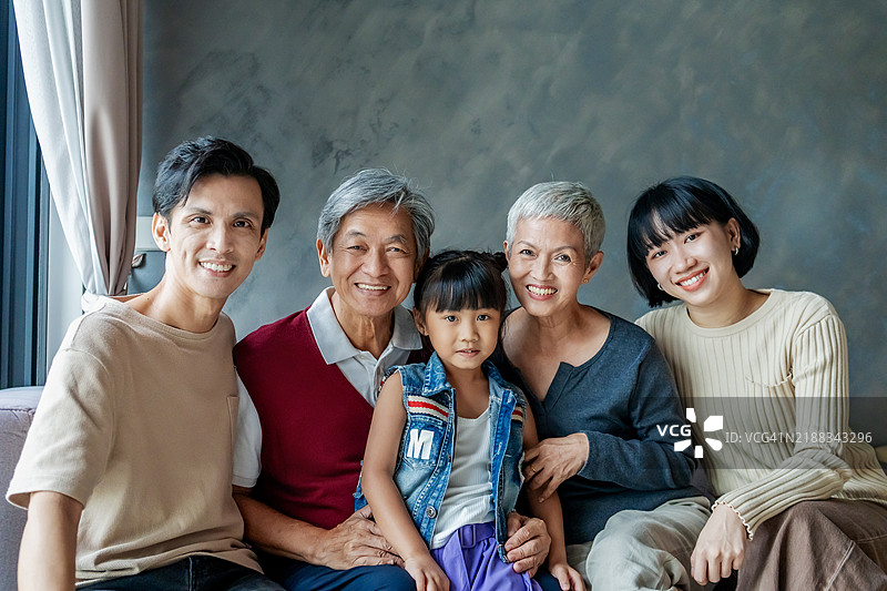 一家人在镜头前微笑的肖像图片素材