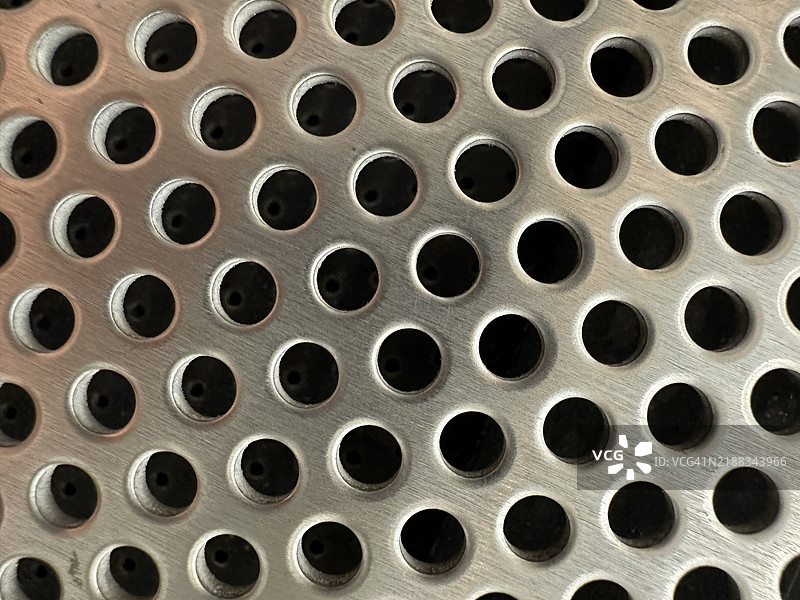 白色带孔金属板的特写镜头图片素材