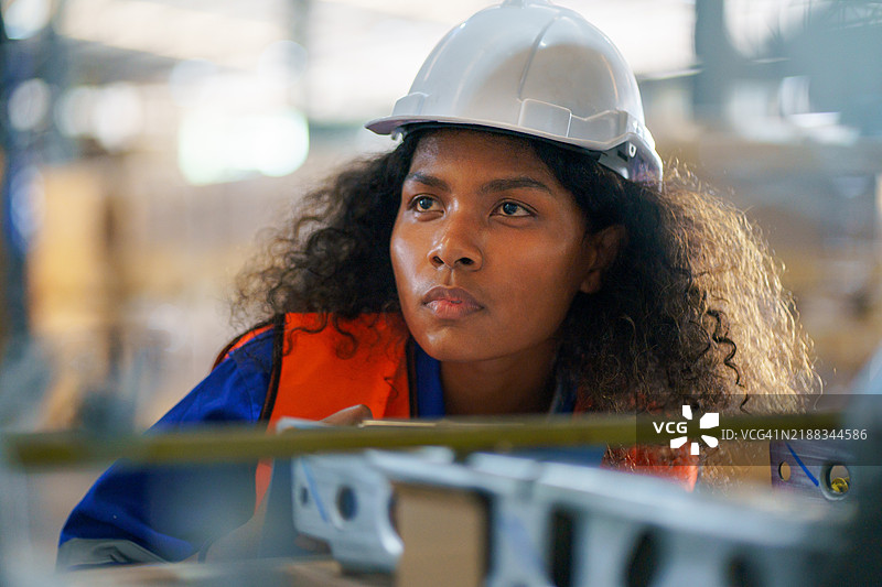 女性仓库工人在配送仓库进行库存审计。图片素材