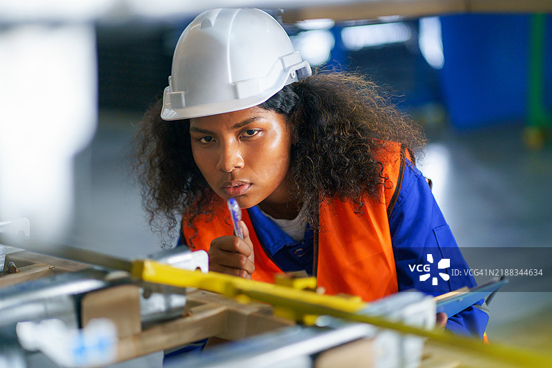 女性仓库工人在配送仓库进行库存审计。图片素材