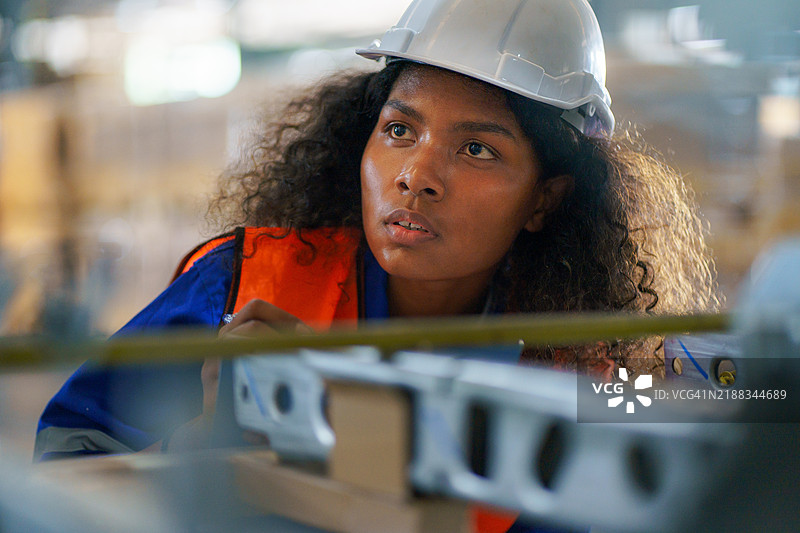 女性仓库工人在配送仓库进行库存审计。图片素材