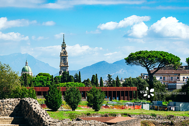 庞贝，拿坡里历史建筑的美丽景观与郁郁葱葱的绿植图片素材