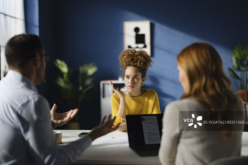 不满的求职者在面试中与人力资源团队交谈。图片素材