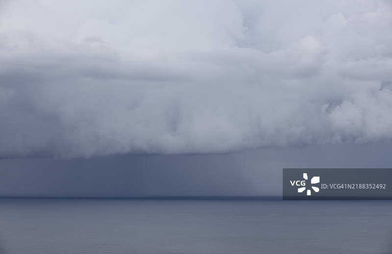 海上雨中的云景 - 股票照片图片素材