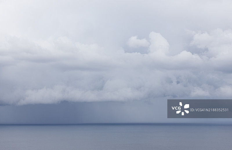 海上雨中的云景 - 股票照片图片素材