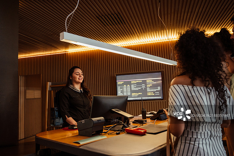 情侣在酒店办理入住手续图片素材