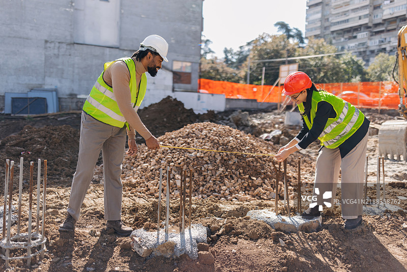 施工团队在现场项目上进行测量工作图片素材