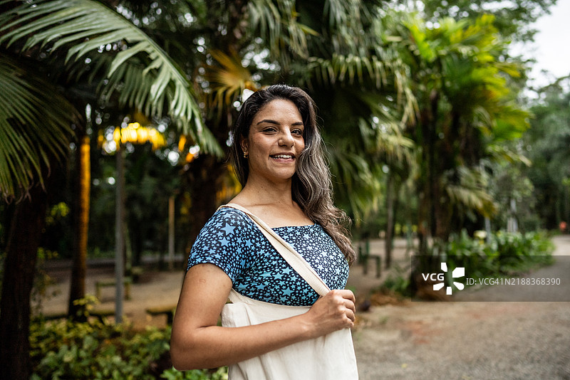 公共公园中年轻女性的肖像图片素材