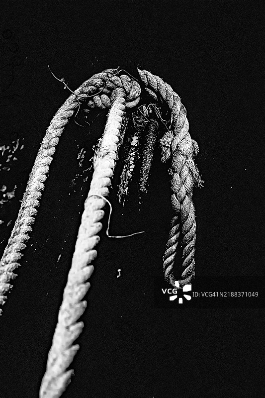 风化的绳索与黑暗背景对比图片素材