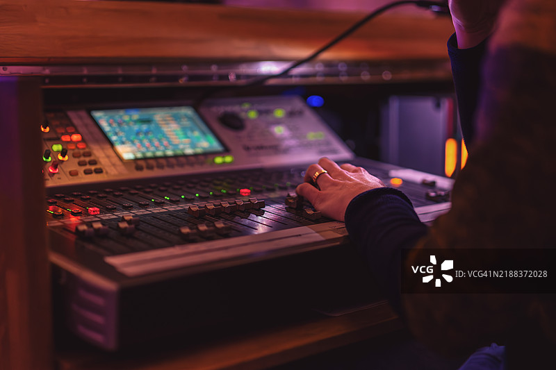 舞台上的音乐混音师图片素材