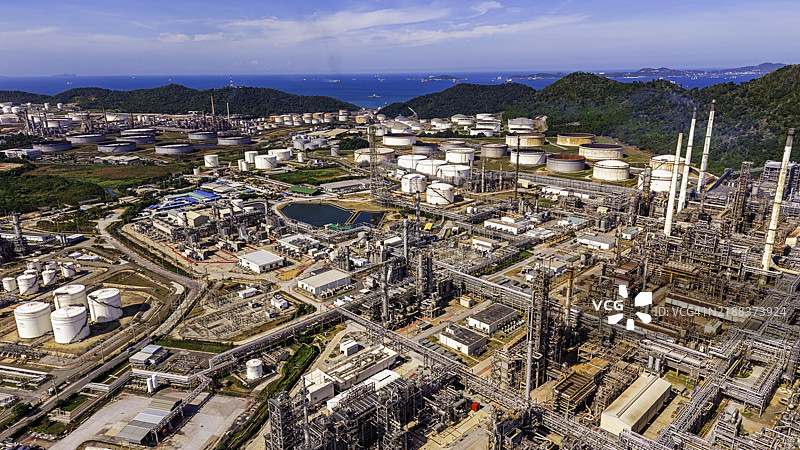 石油炼油厂和燃料储存罐的鸟瞰图。图片素材