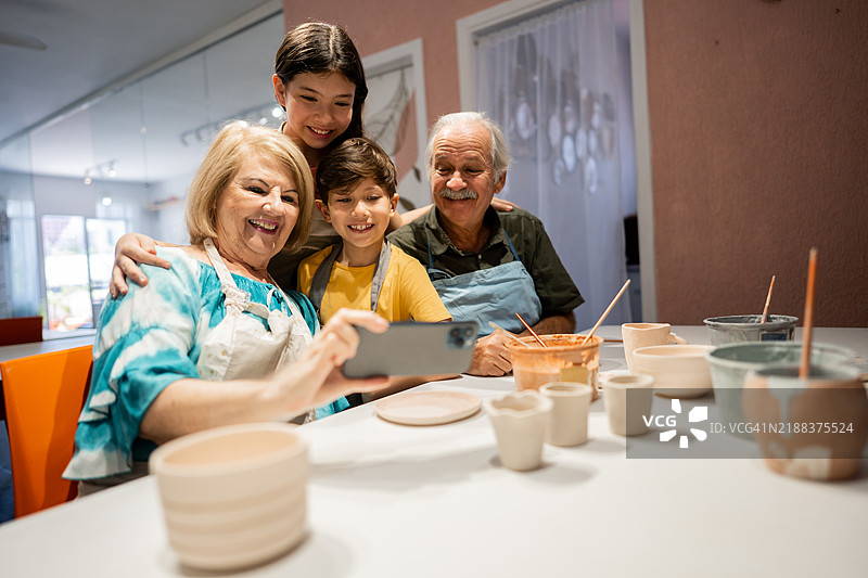 家庭在工作室自拍或拍摄视频图片素材