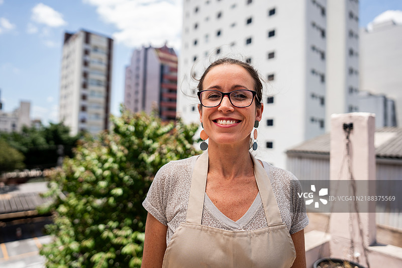 成熟的女性在工作室屋顶的肖像图片素材