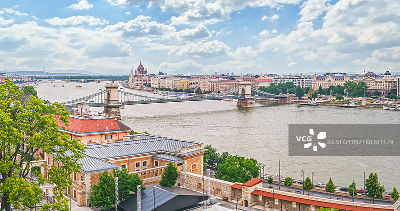 链桥与多瑙河及远处的匈牙利国会大厦，布达佩斯，匈牙利图片素材