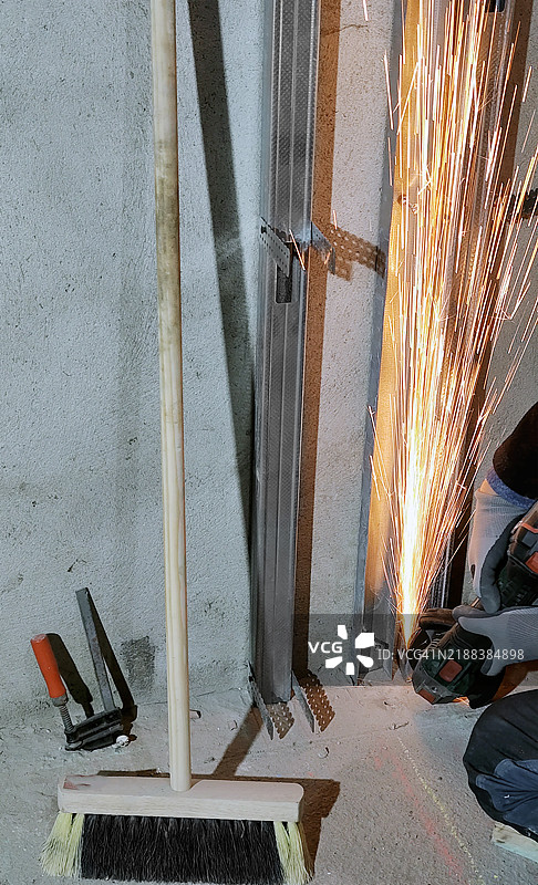 工人调整金属型材以安装石膏板图片素材