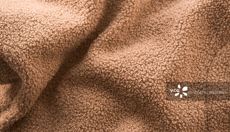 2025年年度色：摩卡慕斯。带褶皱的纺织背景横幅。图片素材