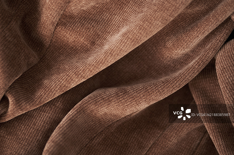 2025年年度色：摩卡慕斯。带褶皱的灯芯绒面料。图片素材