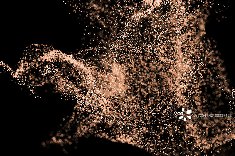 黑色背景上的粒子飞溅。展示2023年流行色Viva Magenta。图片素材