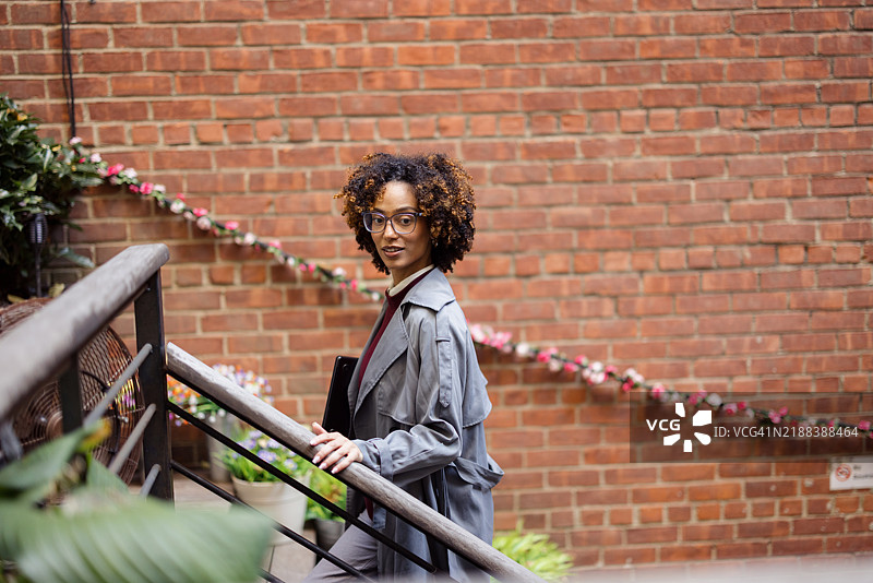 时尚女性在纽约市的屋顶楼梯上图片素材