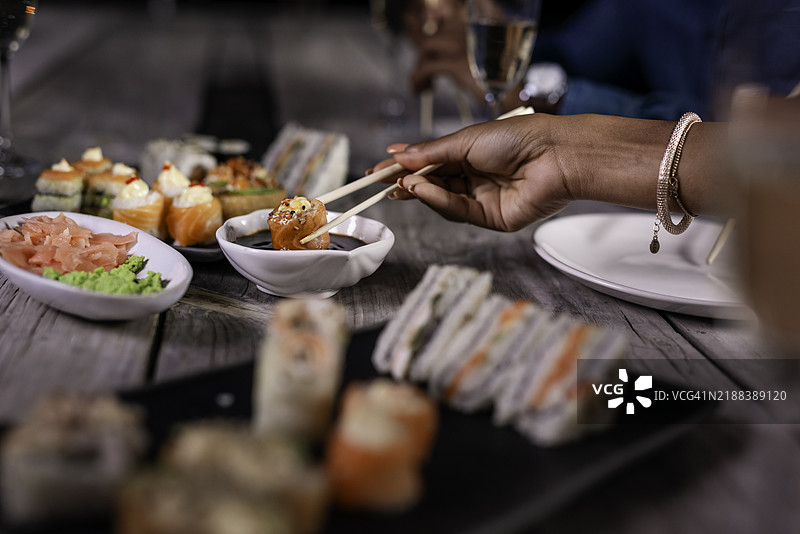 精致的寿司晚餐，配有多样的卷和优雅的氛围，带来高档用餐体验图片素材