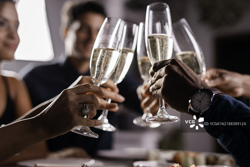 一群朋友在高档寿司晚宴上举杯庆祝香槟图片素材