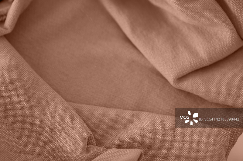 2025年年度色：摩卡慕斯。带褶皱的面料。图片素材