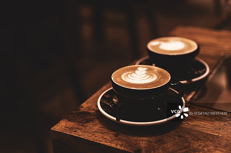 舒适的咖啡时光 – 艺术感拿铁。展示摩卡慕斯 - 2025年的流行色图片素材