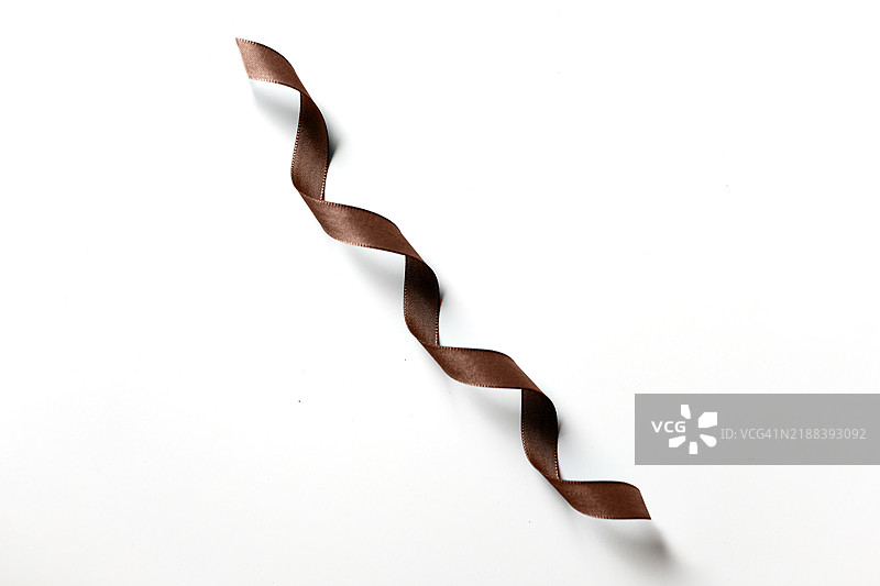 一条孤立在白色背景上的丝带。图片素材