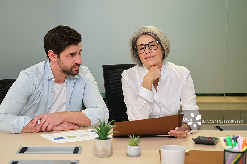 女商人正在与一位男性同事召开会议图片素材