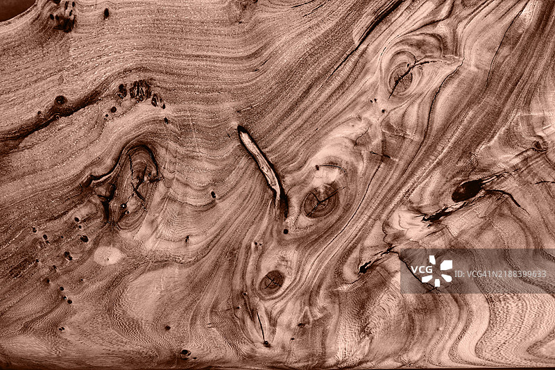 特写的受损木纹，带有结和裂缝，展现自然之美图片素材