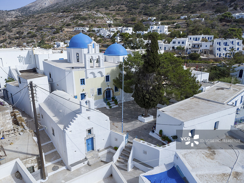 希腊基克拉泽斯群岛阿莫尔戈斯岛拉加达山村的白washed房屋间的村庄教堂和小教堂图片素材