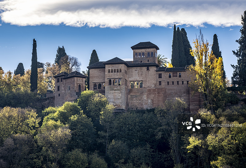 格拉纳达阿尔罕布拉宫内纳斯里德宫殿的外部景观。图片素材
